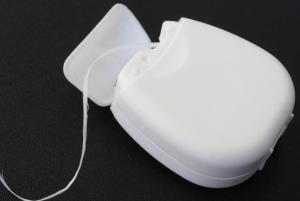 dental-floss-in-container